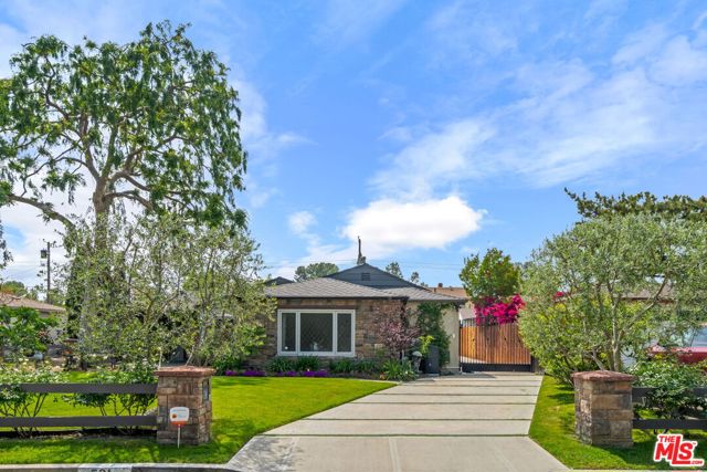521 S Parish Place, Burbank CA: https://media.crmls.org/mediaz/a516ea64-322b-4202-adb0-6ae268a6f569.jpg