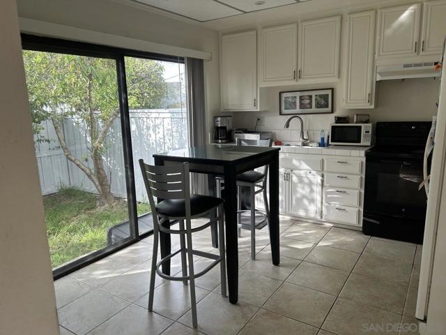0 8184 Caminito Sonoma, La Jolla CA: https://media.crmls.org/mediaz/a516ea6a-20ba-464e-bfe7-bcd0cec43e18.jpg