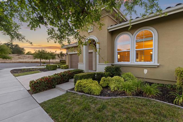 2715 Palatino Ct, Dublin CA: https://media.crmls.org/mediaz/a5176be6-f924-4e6a-bfce-684c4c393042.jpg