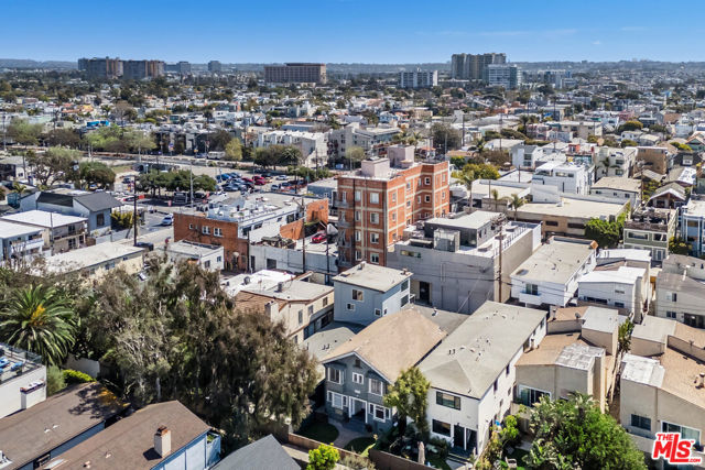 22 20th Avenue, Venice CA: https://media.crmls.org/mediaz/a517be96-8a58-42e0-a3d9-1dda4a49a7d7.jpg
