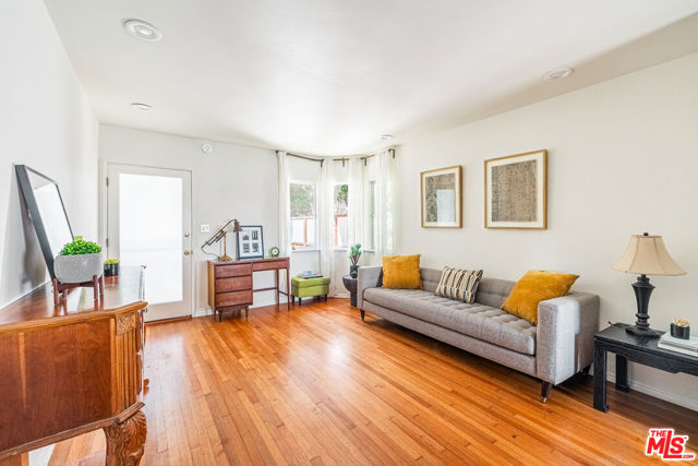 914 20Th Street, Santa Monica CA: https://media.crmls.org/mediaz/a517e712-8b14-4cd4-946e-a8a6cdfd02c9.jpg