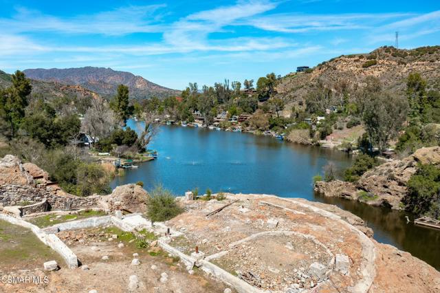 28801 Lakeshore Drive, Agoura Hills CA: https://media.crmls.org/mediaz/a517f686-7c6d-41af-a1d1-fb027203715a.jpg