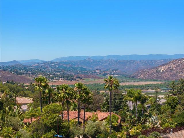 13338 Corte De Chucena, San Diego CA: https://media.crmls.org/mediaz/a5182116-02d9-4bb1-8f7b-fcb2157dda3b.jpg