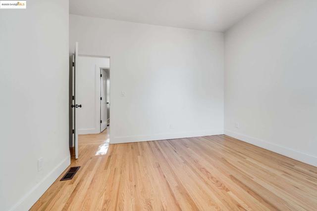 1238 12Th St, Oakland CA: https://media.crmls.org/mediaz/a51945d9-396d-4fde-978b-cbfd86761efc.jpg