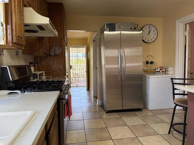 663 25TH Street, Oakland CA: https://media.crmls.org/mediaz/a519d554-f89f-4612-b124-fcc1671035a1.jpg