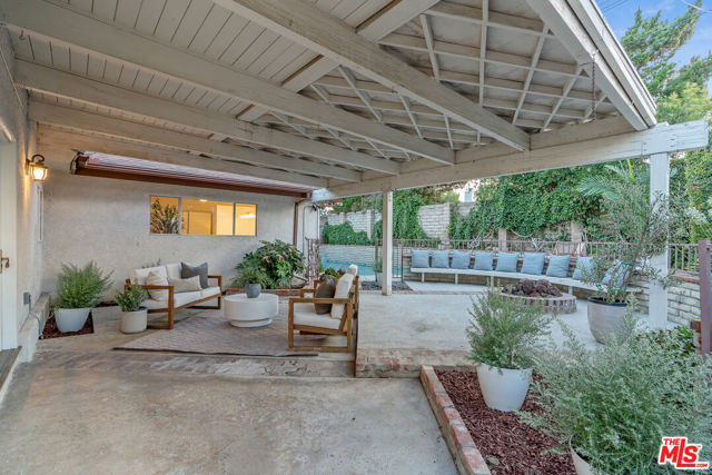 10037 Sunnybrae Avenue, Chatsworth CA: https://media.crmls.org/mediaz/a51a0d8b-d398-43ef-bfe3-b2eeba68f640.jpg