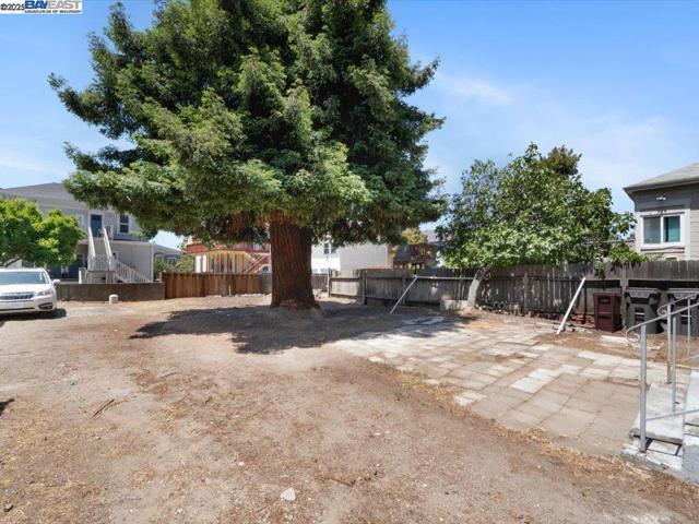 1013 Chestnut St, Oakland CA: https://media.crmls.org/mediaz/a51a98d6-af93-442f-ab82-ce1a89acabc7.jpg