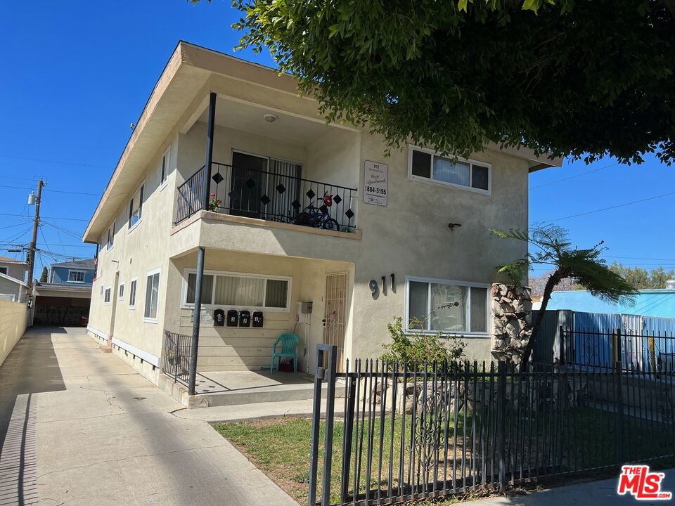 911 Rosewood Avenue, Inglewood, CA 90301