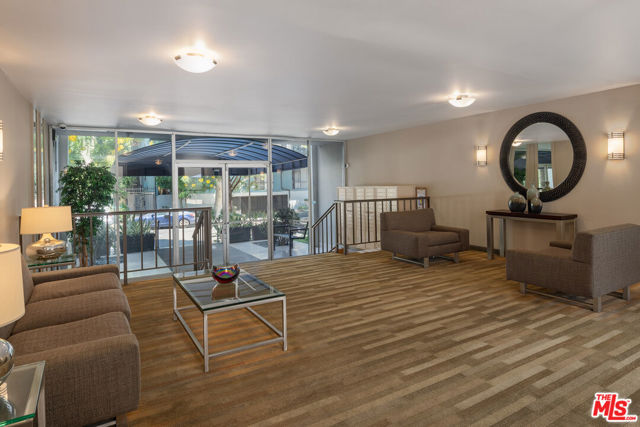 927 N Kings Road, West Hollywood CA: https://media.crmls.org/mediaz/a51cd652-3d99-478e-98bb-aef81aec45af.jpg
