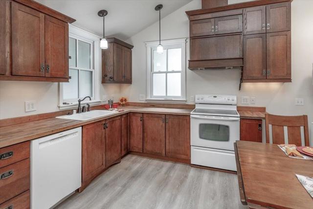 19140 Laurel Drive, Los Gatos CA: https://media.crmls.org/mediaz/a51db8b8-8ba0-4d98-96ff-fd0359e64fd2.jpg