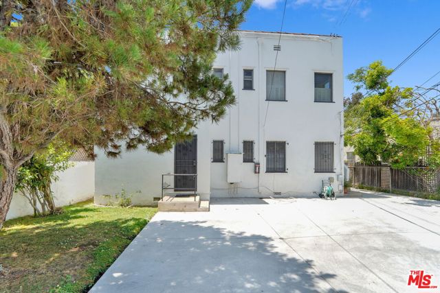1118 HI POINT Street, Los Angeles CA: https://media.crmls.org/mediaz/a5202660-3208-485d-b1f0-2a2ca5fff32f.jpg