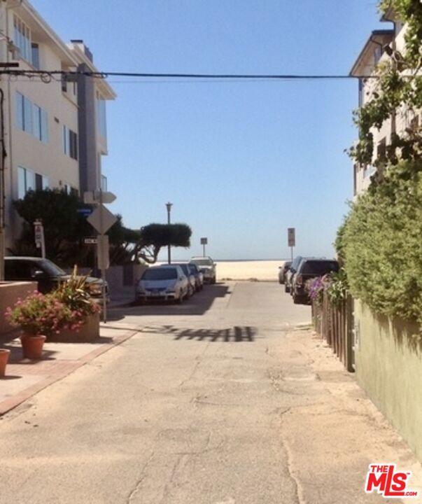 20 Quarterdeck Street, Marina del Rey CA: https://media.crmls.org/mediaz/a520e622-4b07-4900-97cb-4f3100844103.jpg