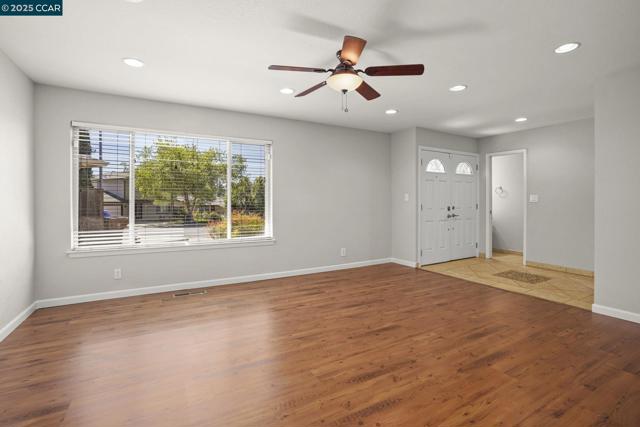 89 Cormorant Court, Martinez CA: https://media.crmls.org/mediaz/a520f22e-6228-421e-b971-4a2951e8e8ac.jpg