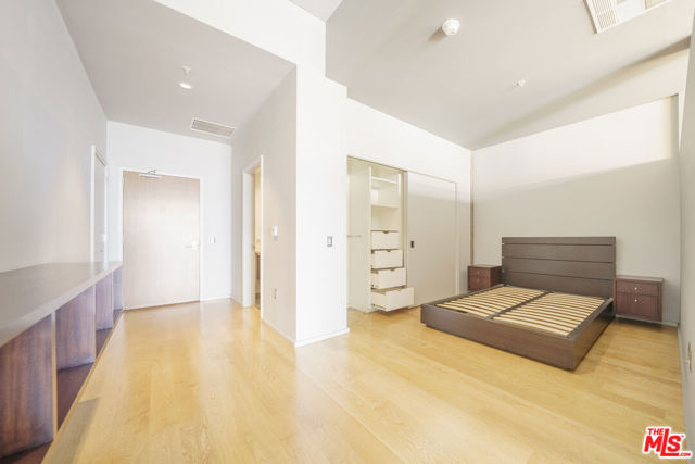 1155 S Grand Avenue, Los Angeles CA: https://media.crmls.org/mediaz/a5212d02-c5e6-4cf9-8204-220583a61020.jpg