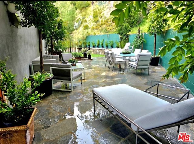1782 Viewmont Drive, Los Angeles CA: https://media.crmls.org/mediaz/a522620b-924d-4a43-b79f-be884725ba6f.jpg