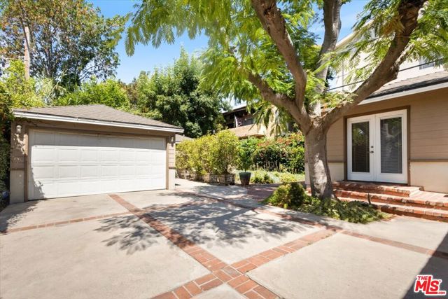 4385 Camellia Avenue, Studio City CA: https://media.crmls.org/mediaz/a522c7c9-0f51-47a0-acab-055439165429.jpg