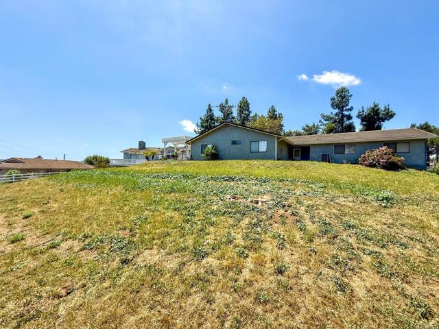 3048 Jason Road, Fallbrook CA: https://media.crmls.org/mediaz/a522e738-3ed8-48c8-80ee-4aea27983ea2.jpg