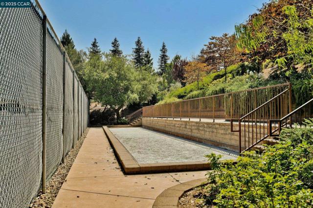 84 Tumbleweed Ct, San Ramon CA: https://media.crmls.org/mediaz/a52300bf-72d1-4adf-a675-9899c3549109.jpg