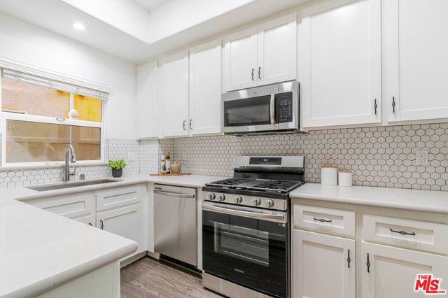 5521 Kester Avenue, Sherman Oaks CA: https://media.crmls.org/mediaz/a5231eb4-0eec-40de-aaf6-bceb7f06a46f.jpg