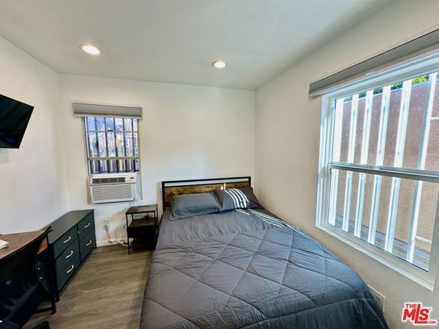 523 1/2 W 56th Street, Los Angeles CA: https://media.crmls.org/mediaz/a523559c-81c9-49cc-a639-b7484bed8b1a.jpg