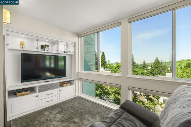 3622 Terra Granada Dr, Walnut Creek CA: https://media.crmls.org/mediaz/a523c930-8f75-4946-b54c-d75cb6a7f271.jpg