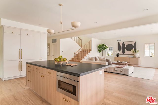 2455 23rd Street, Santa Monica CA: https://media.crmls.org/mediaz/a5246cba-a3d6-4f3b-9599-2704fafed59e.jpg