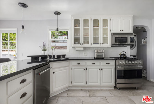 13324 Valley Vista Boulevard, Sherman Oaks CA: https://media.crmls.org/mediaz/a5251c65-0421-4a0d-9102-8bfe7354b543.jpg