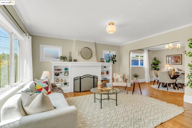 3671 38th Ave, Oakland CA: https://media.crmls.org/mediaz/a5257260-5283-4bac-8814-9baa4e99c300.jpg