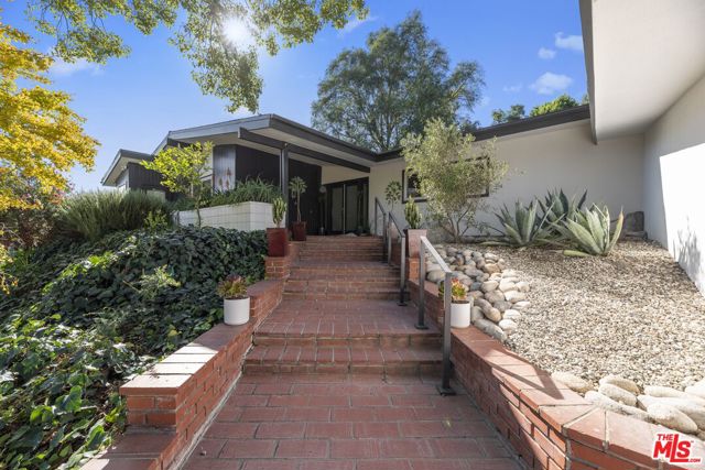 8670 Allenwood Road, Los Angeles CA: https://media.crmls.org/mediaz/a527a681-bd28-4b33-8c51-9a6d891be5c0.jpg