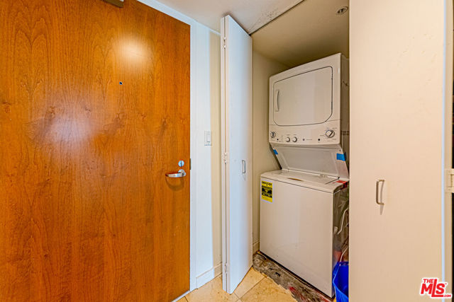 13700 Marina Pointe Drive, Marina del Rey CA: https://media.crmls.org/mediaz/a527a6c7-c0b3-4ddc-9185-97860d9a8c06.jpg