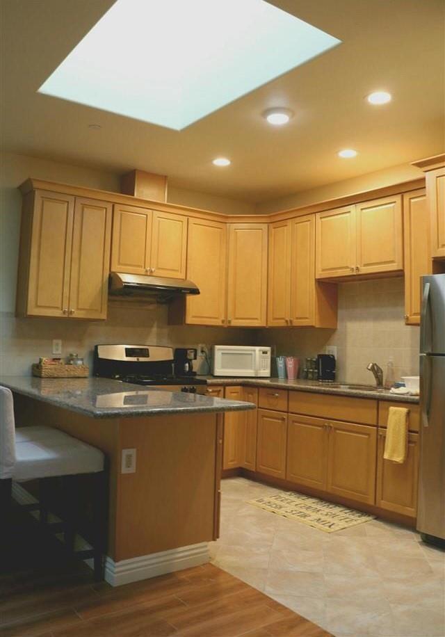 1616 International Boulevard, Oakland CA: https://media.crmls.org/mediaz/a527bbca-6dfd-46de-be44-62e7a16c1864.jpg