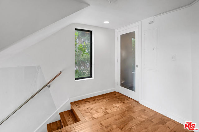4105 Pacific Avenue, Marina del Rey CA: https://media.crmls.org/mediaz/a5292729-387c-4b07-a202-8bd0736471c8.jpg
