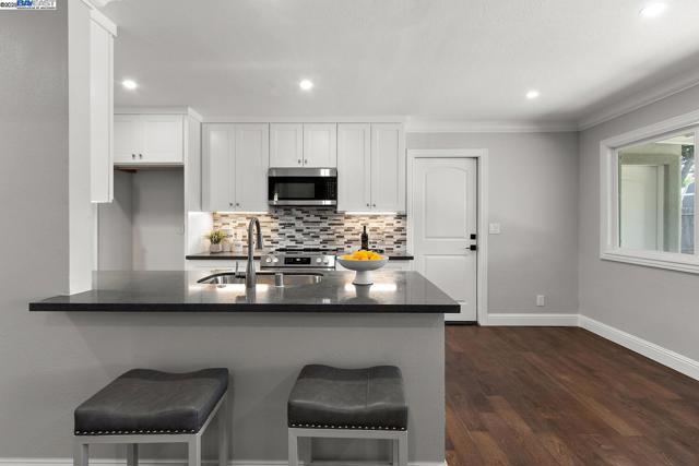 40167 Barbara St, Fremont CA: https://media.crmls.org/mediaz/a5298775-ba38-4bcc-9d49-73998103bd4b.jpg