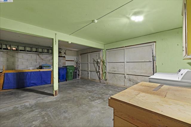 16651 Selby Dr, San Leandro CA: https://media.crmls.org/mediaz/a52a297e-db50-456d-8d15-dbf4941e4147.jpg
