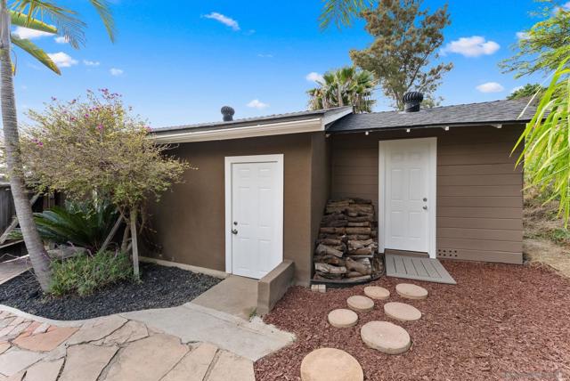 4840 Penrose Ct, San Diego CA: https://media.crmls.org/mediaz/a52a3b13-f3a4-4c78-80e5-d82e955347f1.jpg