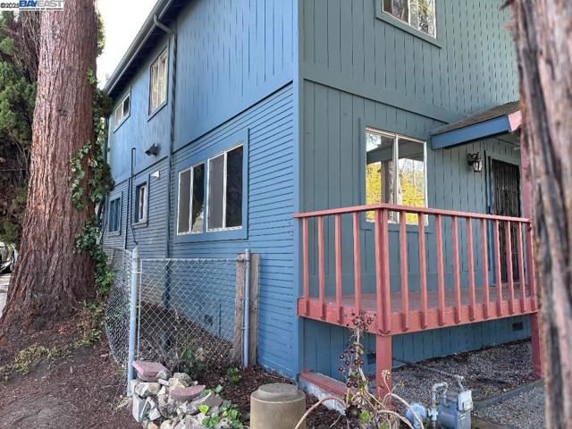 8065 earl st, Oakland CA: https://media.crmls.org/mediaz/a52a7ff0-02d2-40f6-9937-1bd0b512bfc9.jpg