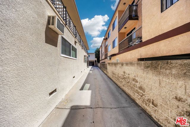 404 Porter Street, Glendale CA: https://media.crmls.org/mediaz/a52b1c37-aee1-4700-87a7-3beda7e02bc6.jpg