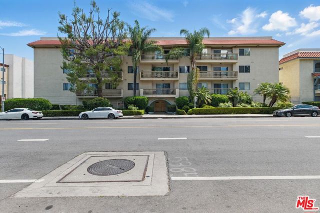 5400 Lindley Avenue, Encino CA: https://media.crmls.org/mediaz/a52c41f0-9b1d-4ffd-af81-ce06e434f3d2.jpg