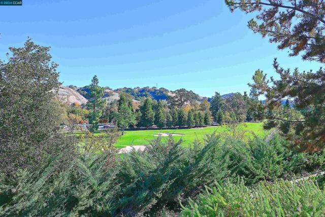 2748 Tice Creek Dr, Walnut Creek CA: https://media.crmls.org/mediaz/a52cc58a-8520-428d-bb6e-f35fb4f738a8.jpg
