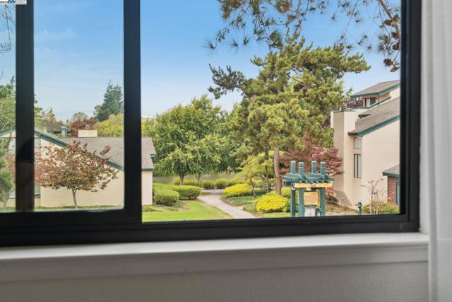 101 Carob Ln, Alameda CA: https://media.crmls.org/mediaz/a52cf1ed-c1b4-445b-9be2-62569f37f3c7.jpg