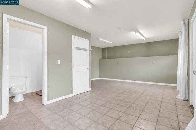2150 35Th Ave, Oakland CA: https://media.crmls.org/mediaz/a52d1dfd-1a05-4b92-8aa8-4ddbac3cb3a6.jpg
