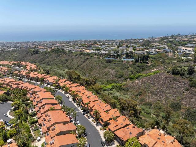 1466 Caminito Solidago, La Jolla CA: https://media.crmls.org/mediaz/a52d28cc-0aa4-400c-a3d8-f4be3af067cb.jpg