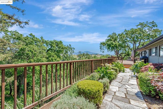 3336 Oak Ct, Lafayette CA: https://media.crmls.org/mediaz/a52f00f5-f455-4eca-adbc-f083b0b4bf5b.jpg