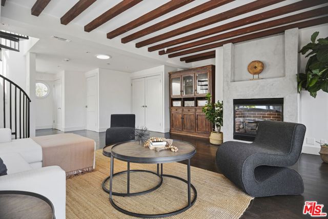 1210 Cabrillo Avenue, Venice CA: https://media.crmls.org/mediaz/a52fb6fe-bf46-4973-aefe-3be8086ed2be.jpg