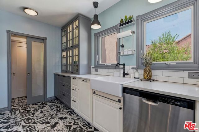 100 N Arden Boulevard, Los Angeles CA: https://media.crmls.org/mediaz/a533c3c2-26e9-45f6-9fac-c1ec89b35cb5.jpg