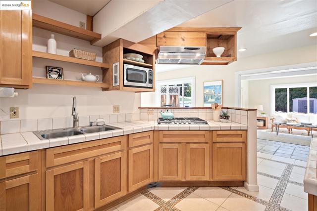 2871 Stephen Dr, Richmond CA: https://media.crmls.org/mediaz/a533fb9b-6ee2-4c2d-9959-4b52a0e4ec14.jpg