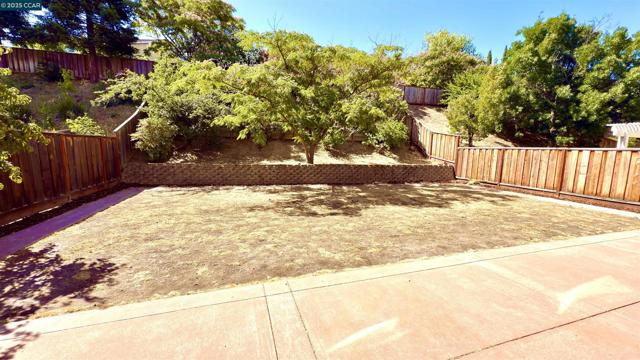 1135 Ranch Point Way, Antioch CA: https://media.crmls.org/mediaz/a5340188-128f-479d-8597-8255169540c9.jpg