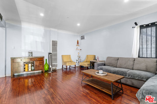 2205 S Burnside Avenue, Los Angeles CA: https://media.crmls.org/mediaz/a534d8a8-49b0-4d9a-b41b-f9b46f370c85.jpg