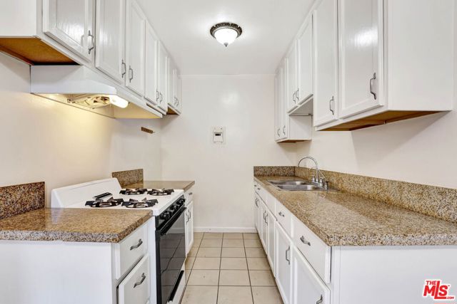 1135 E Elk Avenue, Glendale CA: https://media.crmls.org/mediaz/a5355364-54e5-4043-94e0-6e67b0f0777b.jpg