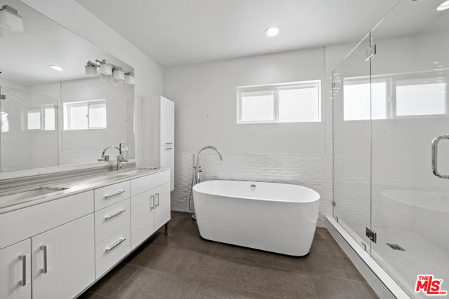 3709 Stone Canyon Avenue, Sherman Oaks CA: https://media.crmls.org/mediaz/a5356e2a-bfac-4d57-9958-e4658db756a7.jpg